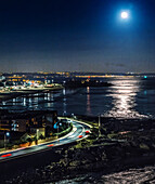 Luftaufnahme des Supervollmonds über dem Fluss Tejo in Lissabon, Portugal, Europa