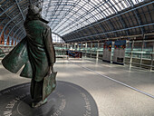 Skulptur von Sir John Betjeman im Inneren des Bahnhofs St. Pancras International, London, England, Vereinigtes Königreich, Europa