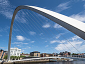 Millennium Bridge over the River Tyne, Gateshead, Newcastle upon Tyne, Tyne and Wear, England, Vereinigtes Königreich, Europa