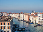 Blick auf den Canal Grande von der Dachterrasse des Fondaco dei Tedeschi, Rialto, Venedig, UNESCO-Welterbe, Venetien, Italien, Europa