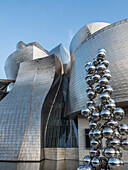 Tall Tree and the Eye, eine Skulptur von Anish Kapoor, vor dem Guggenheim-Museum, Bilbao, Baskenland, Spanien, Europa