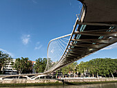 Zubizuri-Fußgängerbrücke, entworfen von Santiago Calatrava, Fluss Nervion, Bilbao, Baskenland, Spanien, Europa