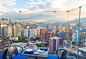 Quito bei Sonnenuntergang, die höchstgelegene Hauptstadt der Welt, in den Ausläufern der Anden, Quito, Ecuador, Südamerika