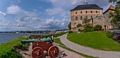 Blick auf die Akershus-Festung, Kanonen und die Skyline der Stadt von innerhalb der Mauern an einem sonnigen Tag, Oslo, Norwegen, Skandinavien, Europa