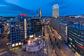 Blick auf Jernbanetorget und Stadtsilhouette von erhöhter Position in der Abenddämmerung, Oslo, Norwegen, Skandinavien, Europa