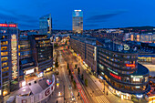 Blick auf den Jernbanetorget und die Stadtsilhouette von erhöhter Position in der Abenddämmerung, Oslo, Norwegen, Skandinavien, Europa