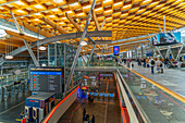 Blick auf das Innere der Abflughalle am Flughafen Oslo, Oslo, Norwegen, Skandinavien, Europa