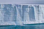 Ansichten von Austfonna, einer Eiskappe auf Nordaustlandet in der Inselgruppe Svalbard in Norwegen, Arktis, Europa