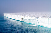 Ansichten von Austfonna, einer Eiskappe auf Nordaustlandet im Svalbard-Archipel in Norwegen, Arktis, Europa