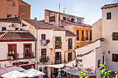 Enge Gassen im historischen Viertel von Albaicin in Granada mit typischen weißen Häusern, UNESCO-Weltkulturerbe, Granada, Andalusien, Spanien, Europa