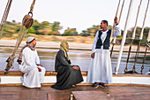 Mitglieder der Besatzung an Bord eines Dahabeah, eines Passagierschiffs der Lazuli-Flotte, auf dem Nil, Ägypten, Nordafrika, Afrika