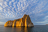 Panoramablick auf die Insel Leon Dormido (Schlafender Löwe) vor der Insel San Cristobal auf den Galapagos-Inseln, UNESCO-Welterbe, Ecuador, Südamerika