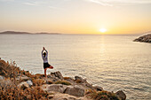 Yoga, Kapari Beach, Mykonos, Kykladen, Griechische Inseln, Griechenland, Europa