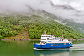 Fährverkehr auf dem Aurlandsfjord, einem Seitenarm des Sognefjords, dem größten Fjord in ganz Norwegen, Vestland, Norwegen, Skandinavien, Europa