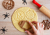 Zubereitung von Festtagsgebäck zum Backen im Ofen