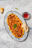 Gebratenes Hähnchen von oben auf einem Bett aus Hummus