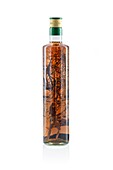 Traditioneller mallorquinischer Kräuterlikör in einer klaren Flasche