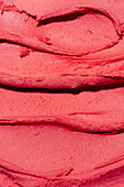Nahaufnahme von Schichten mit leuchtend roter Eiscreme-Textur