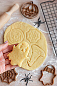Vorbereitung von festlichen Plätzchen zum Backen im Ofen