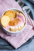 Gourmet-Dessert aus Marshmallows mit eleganten Accessoires