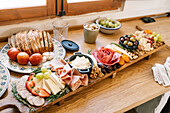 Gourmet-Charcuterie-Tafel mit verschiedenen Snacks