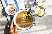 Gesundes Abendessen mit Champignoncremesuppe und Apfelwasser