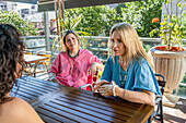 Freundinnen unterhalten sich in einem Straßencafé