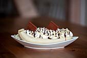 Bananensplit mit Eiscreme und Schokolade in einer Schale