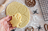 Vorbereitung von Festtagsgebäck zum Backen im Ofen