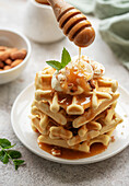 Belgische Waffeln mit Obst, Bananen und Honig. Hausgemachtes Backen