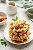 Belgische Waffeln mit Obst, Bananen und Honig. Hausgemachtes Backen