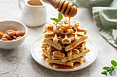 Belgische Waffeln mit Obst, Bananen und Honig. Hausgemachte Backwaren