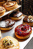Verschiedene vegane Backwaren in einer Bäckerei