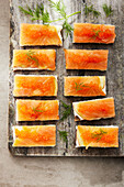 Rye bread bites with salmon, apple and horseradish
