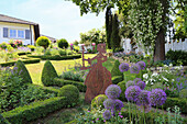 Romantischer Hanggarten mit Kugellauch (Allium) und Cortenstahl-Deko