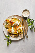 Pointed cabbage wedges on oats with goat's cheese cream