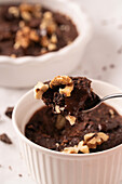 Gebackenes Schokoladen-Haferflocken-Dessert mit Nüssen