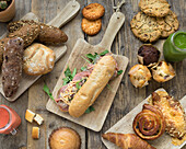 Belegtes Schinken-Baguette drumherum diverse Backwaren
