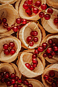 Shortcrust pastry baskets with redcurrants