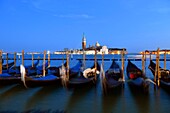 Italien, Venetien, Venedig, von der UNESCO zum Weltkulturerbe erklärt, Gondeln am Becken von San Marco (Bacino di San Marco) mit der Insel und der Kirche San Giorgio Maggiore im Hintergrund