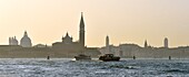 Italien, Venetien, Venedig, von der UNESCO zum Weltkulturerbe erklärt, die venezianische Lagune (Laguna), die Insel und die Kirche San Giorgio Maggiore und Santa Maria della Salute