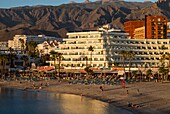 Spanien, Kanarische Inseln, Insel Teneriffa, Playa de Las Americas, Puerto Colon, Blick auf den Ort, Sonnenuntergang