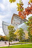 Frankreich, Paris, Bois de Boulogne im Herbst, die Stiftung Louis Vuitton des Architekten Frank Gehry