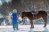 China, Innere Mongolei, Provinz Hebei, Zhangjiakou, Bashang Grasland, eine mongolische Frau mit einem Pferd