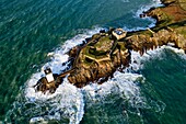 Frankreich, Finistere, Iroise Meer, Parc Naturel Regional d'Armorique (Regionaler Naturpark Armorica), Le Conquet, Pointe de Kermorvan, Kermorvan Leuchtturm (Luftaufnahme)