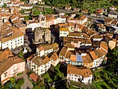 Italien, Ligurien, Provinz La Spezia, Bergdorf Varese Ligure, Borgorotondo und Schloss (Luftaufnahme)