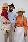 Spanien, Kanarische Inseln, Insel Teneriffa, Familie in Trachten während einer romería, einem traditionellen kanarischen Fest