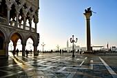 Italien, Venetien, Venedig (UNESCO-Welterbe), Markusplatz, Dogenpalast (Palazzo Ducale), Säule mit dem Löwen von Venedig, Basilika und Abteikirche von San Giorgio Maggiore im Hintergrund