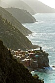 Italien, Ligurien, Provinz La Spezia, Nationalpark Cinque Terre, von der UNESCO zum Weltkulturerbe erklärt, Azuverde oder Fußgängerküstenweg, der Corniglia mit Monterosso verbindet, über Vernazza, Dorf Vernazza