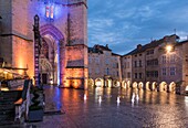 Frankreich, Aveyron, Villefranche de Rouergue, place notre dame in der Abenddämmerung und die Stiftsvorhalle